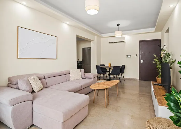 Downtown Finikoudes Apartment Larnaca